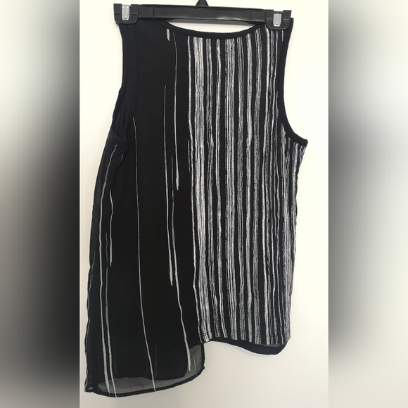 3/$10❤️DKNY sleeveless top black and white striped - Picture 6 of 7